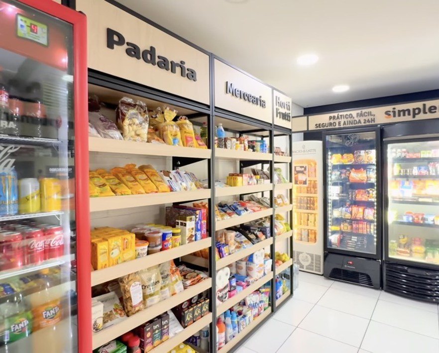 Corredor da loja com prateleiras de madeira