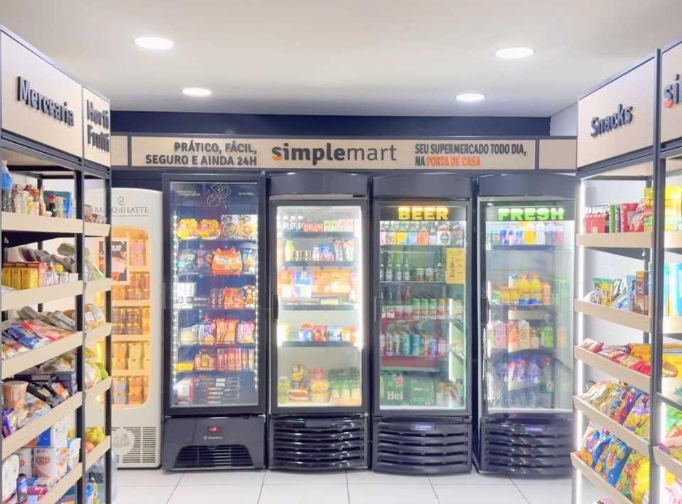 Loja Simple Mart com geladeiras e totem de autoatendimento ao centro