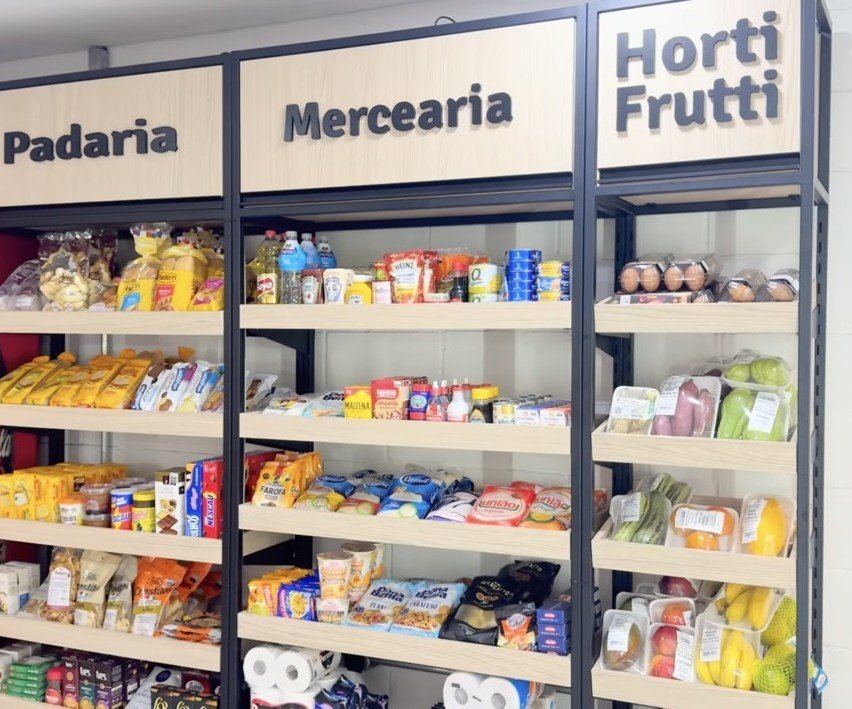 Prateleiras de padaria, mercearia e hortifrúti